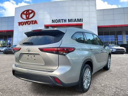 Used 2024 Toyota Highlander Limited FWD image 4