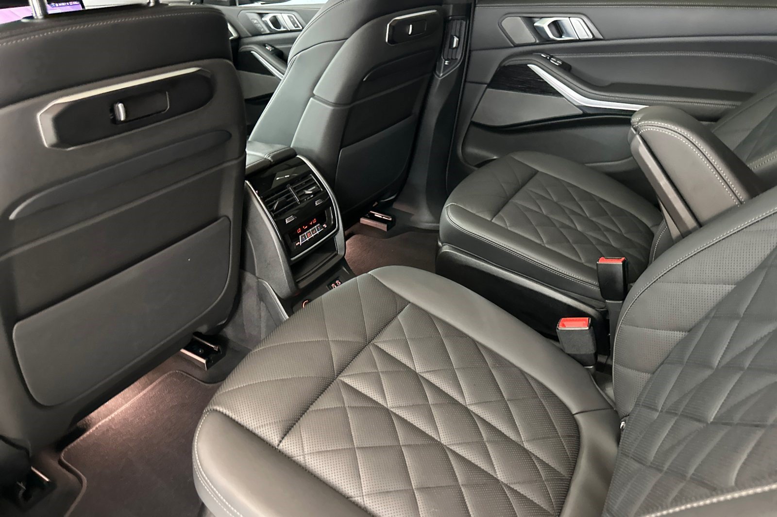 Certified 2025 BMW X7 xDrive40i w/ M Sport Package AWD/4WD image 32