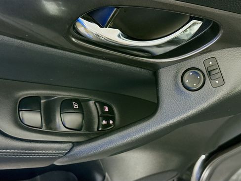 Used 2020 Nissan Rogue SV FWD image 24