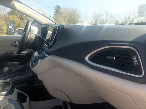 Used 2022 Chrysler Pacifica Touring-L image 32