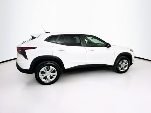Used 2025 Chevrolet Trax LS image 10