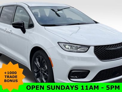 New 2026 Chrysler Pacifica Select