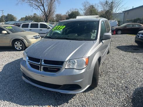 Used 2016 Dodge Grand Caravan SXT w/ UConnect Hands-Free Group FWD image 3