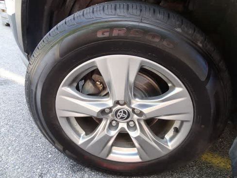 Used 2024 Toyota RAV4 XLE AWD/4WD image 31