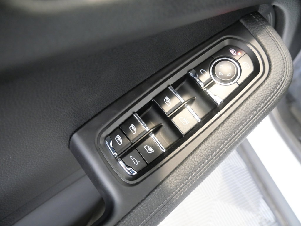 Used 2021 Porsche Macan AWD/4WD image 16