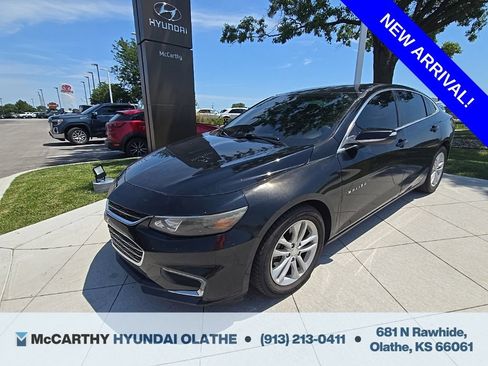 Used 2017 Chevrolet Malibu LT FWD image 1