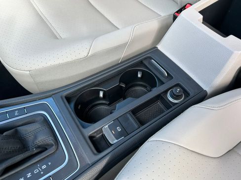 Used 2015 Volkswagen e-Golf SEL Premium image 28