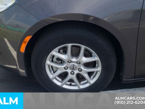 Used 2022 Chrysler Voyager LX image 15