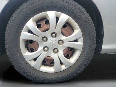 Used 2010 Hyundai Elantra GLS FWD image 3
