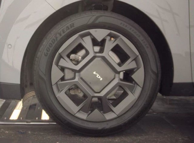 Used 2025 Kia Carnival SX FWD image 21