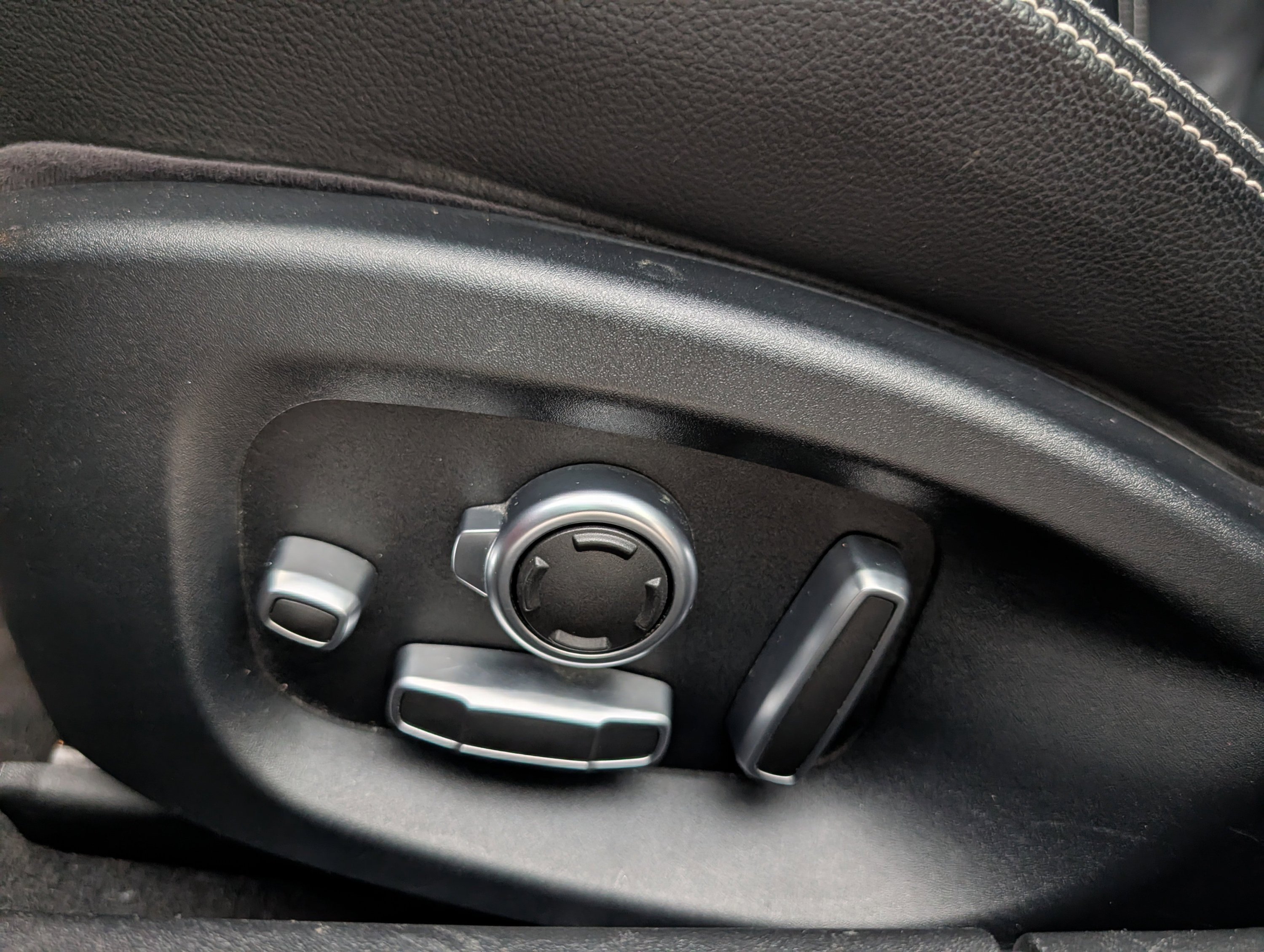 Used 2018 Jaguar XF S RWD image 14