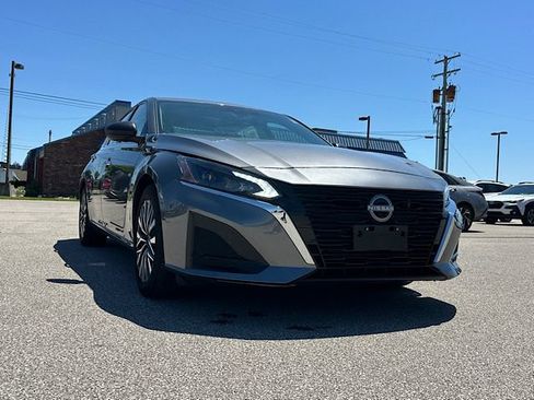 Used 2025 Nissan Altima 2.5 SV FWD image 10