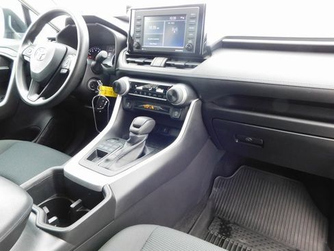 Used 2022 Toyota RAV4 LE image 17
