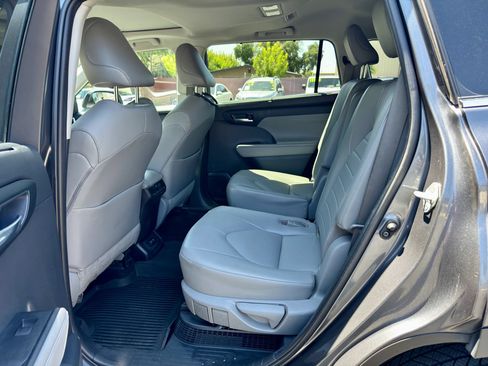 Used 2021 Toyota Highlander XLE AWD/4WD image 10