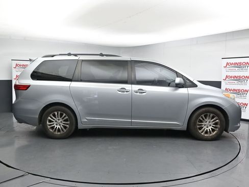 Used 2016 Toyota Sienna XLE Premium FWD image 9