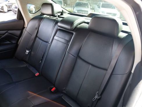 Used 2017 INFINITI Q70 3.7 image 8