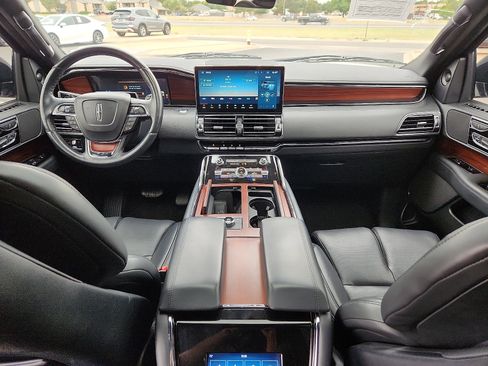 Used 2023 Lincoln Navigator Reserve AWD/4WD image 11