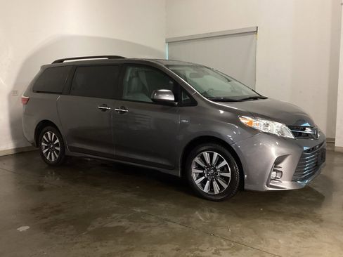 Used 2018 Toyota Sienna AWD image 9