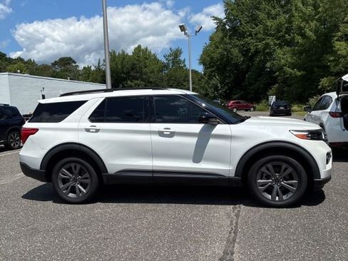 Used 2022 Ford Explorer XLT w/ Equipment Group 202A AWD/4WD image 9