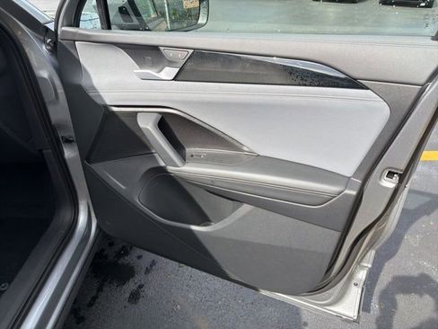 Used 2025 Volkswagen Tiguan SE AWD/4WD image 30
