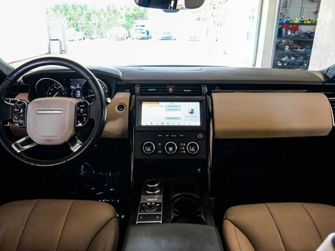 Used 2020 Land Rover Discovery SE AWD/4WD image 14