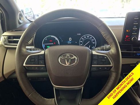 Certified 2021 Toyota Sienna Platinum FWD image 27