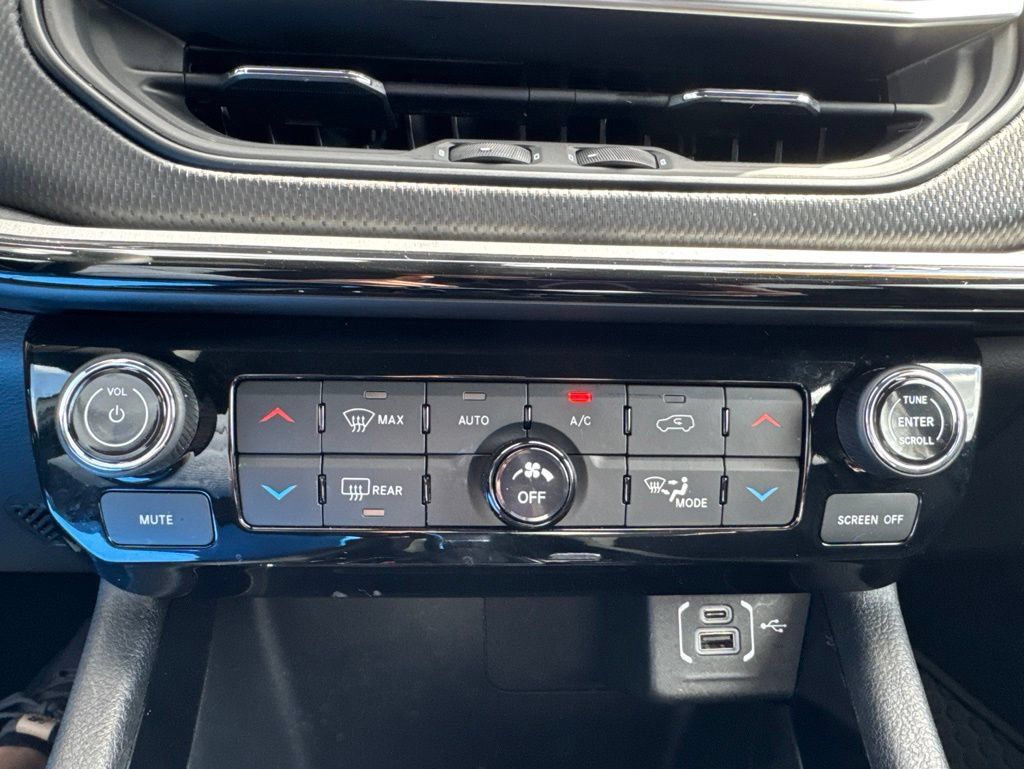 Used 2025 Jeep Compass Trailhawk AWD/4WD image 28
