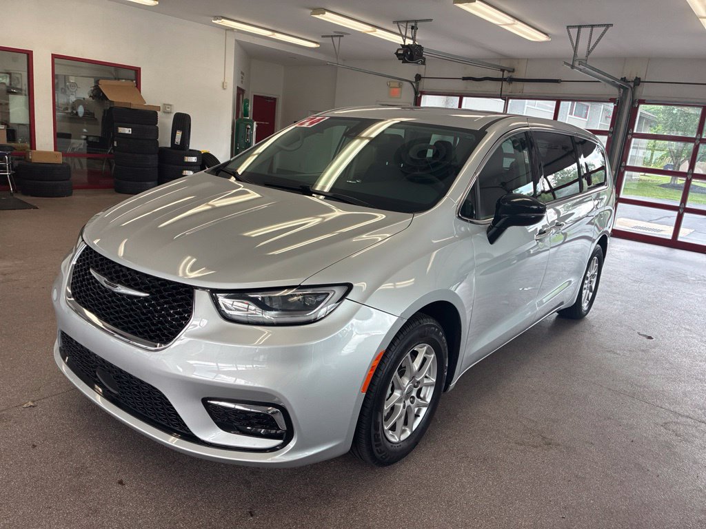 Certified 2024 Chrysler Pacifica Touring-L FWD image 5