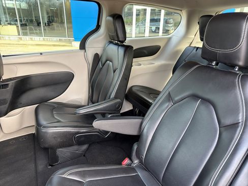Used 2023 Chrysler Pacifica Touring-L image 34