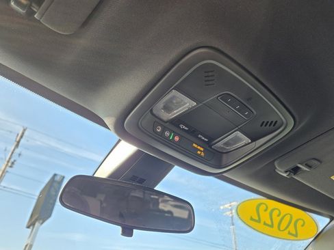 Used 2022 Chevrolet Traverse LT image 21