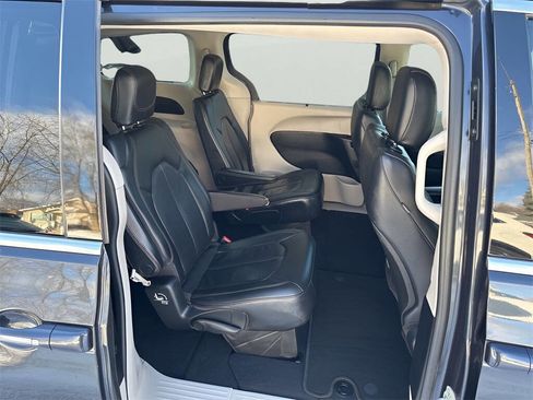 Used 2020 Chrysler Pacifica Touring-L image 25
