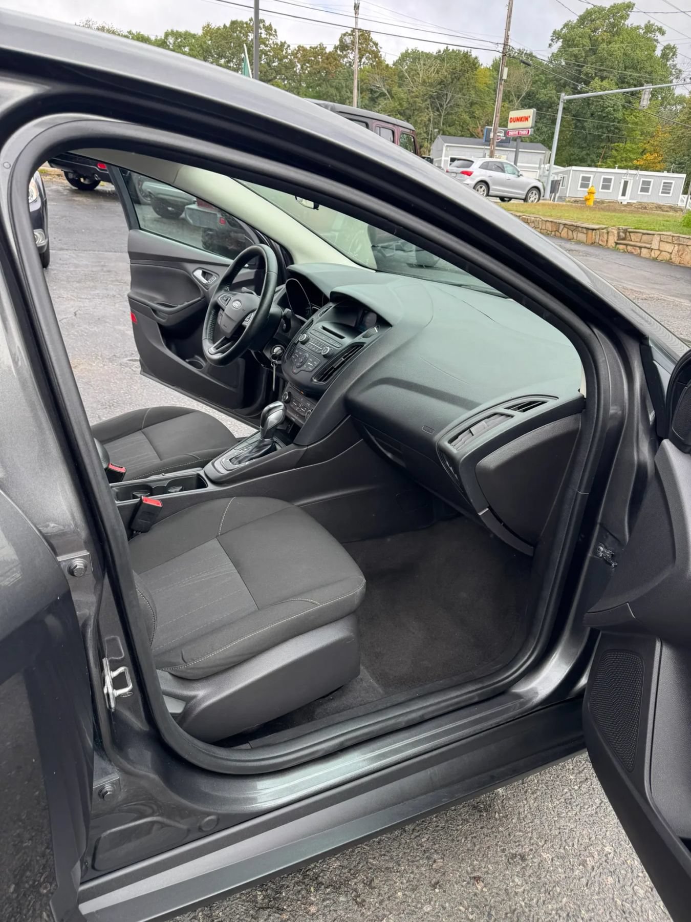 Used 2015 Ford Focus SE w/ SE Cold Weather Package FWD image 30