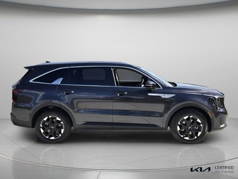 Certified 2025 Kia Sorento S w/ Panoramic Sunroof Package FWD image 5