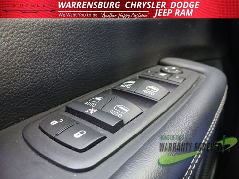 Used 2025 Chrysler Pacifica Limited image 31