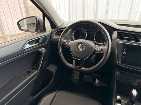 Used 2021 Volkswagen Tiguan SE w/ Panoramic Sunroof Package FWD image 27