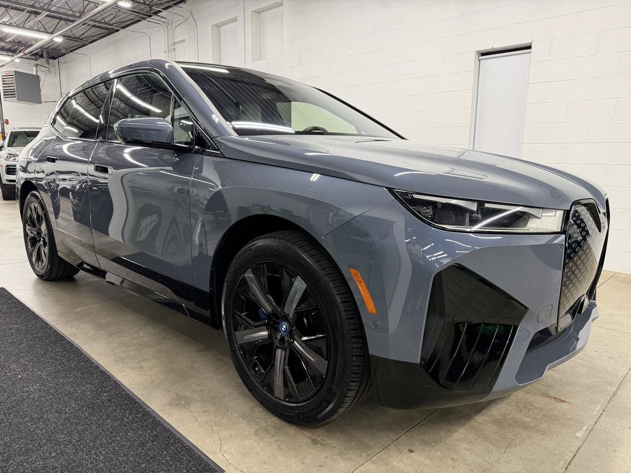 Used 2024 BMW iX xDrive50 w/ Sport Package AWD/4WD image 3