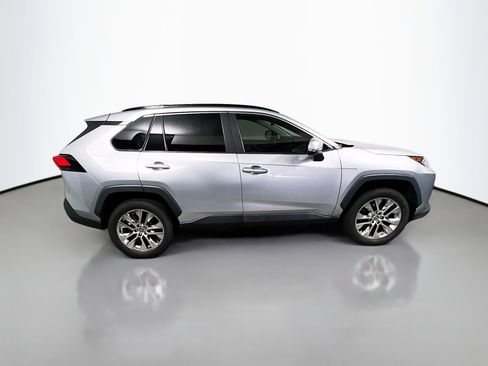 Used 2021 Toyota RAV4 XLE Premium image 3