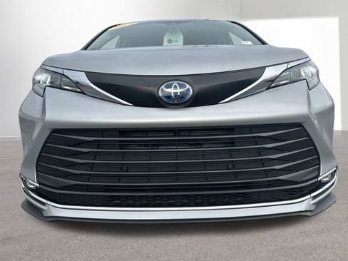 Used 2024 Toyota Sienna XLE image 33