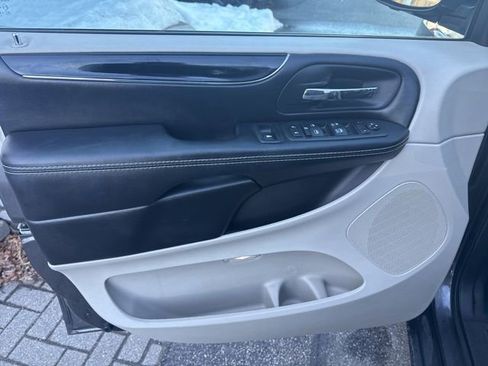 Used 2019 Dodge Grand Caravan SXT image 9