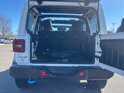Used 2023 Jeep Wrangler Sahara w/ Cold Weather Group image 8