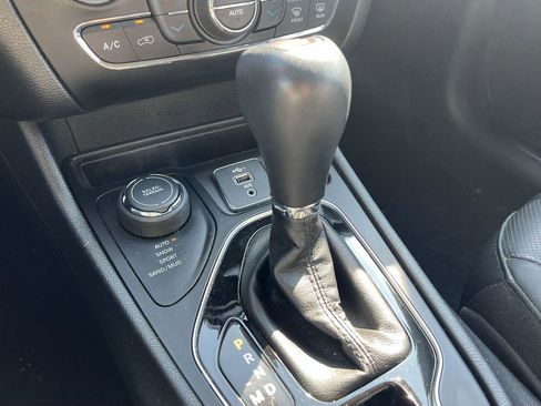 Used 2019 Jeep Cherokee Limited image 16