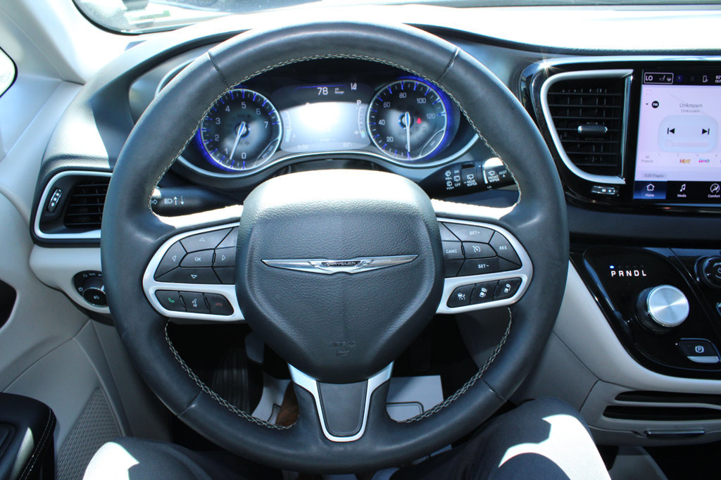 Used 2024 Chrysler Pacifica Touring-L FWD image 35