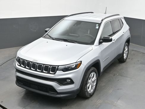 Used 2024 Jeep Compass Latitude image 31