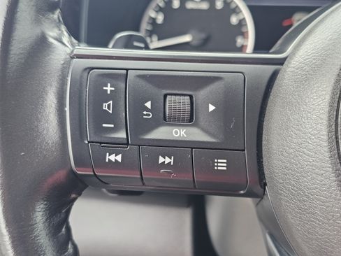 Used 2024 Nissan Pathfinder SV FWD image 19