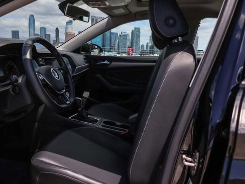 Used 2019 Volkswagen Jetta SE w/ Cold Weather Package FWD image 18