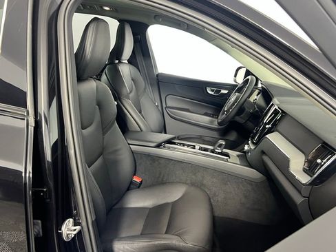 Used 2025 Volvo XC60 B5 Plus image 30