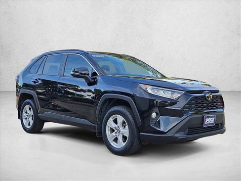 Used 2019 Toyota RAV4 XLE w/ Convenience Package FWD image 3