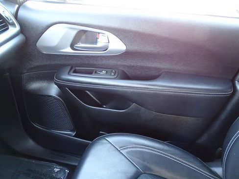 Used 2022 Chrysler Pacifica Touring-L w/ S Appearance Package image 11