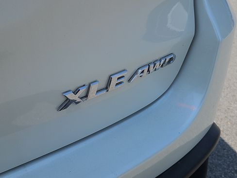 Used 2019 Toyota Highlander XLE AWD/4WD image 8