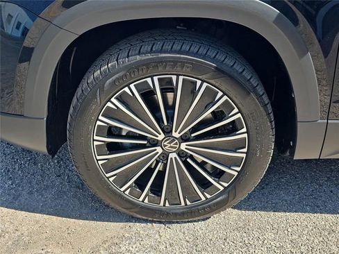 New 2026 Volkswagen Taos SE image 8